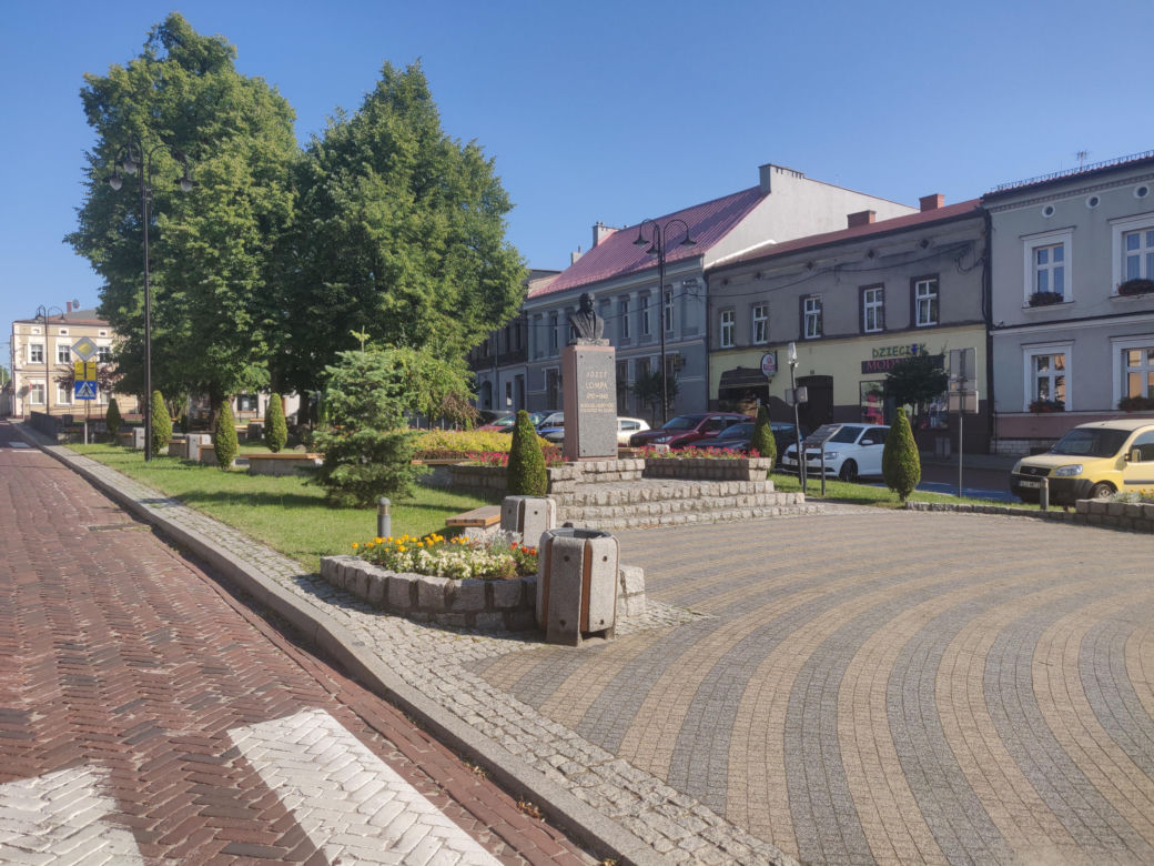 To jedno z najpiękniejszych śląskich miast. Zachwyca nie tylko unikatowym rynkiem, ale też drewnianym kościołem