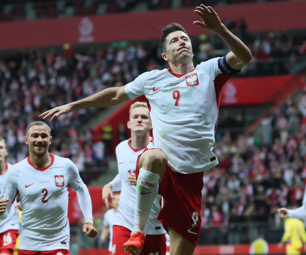 Robert Lewandowski cieszy się ze strzelonego gola w meczu z Rumunią. O relacji na żywo przeczytasz na SE Supersport.