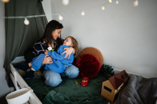 „Jesteś bezpieczny”. Ten jeden gest przed snem wycisza dziecko i przynosi spokojny sen