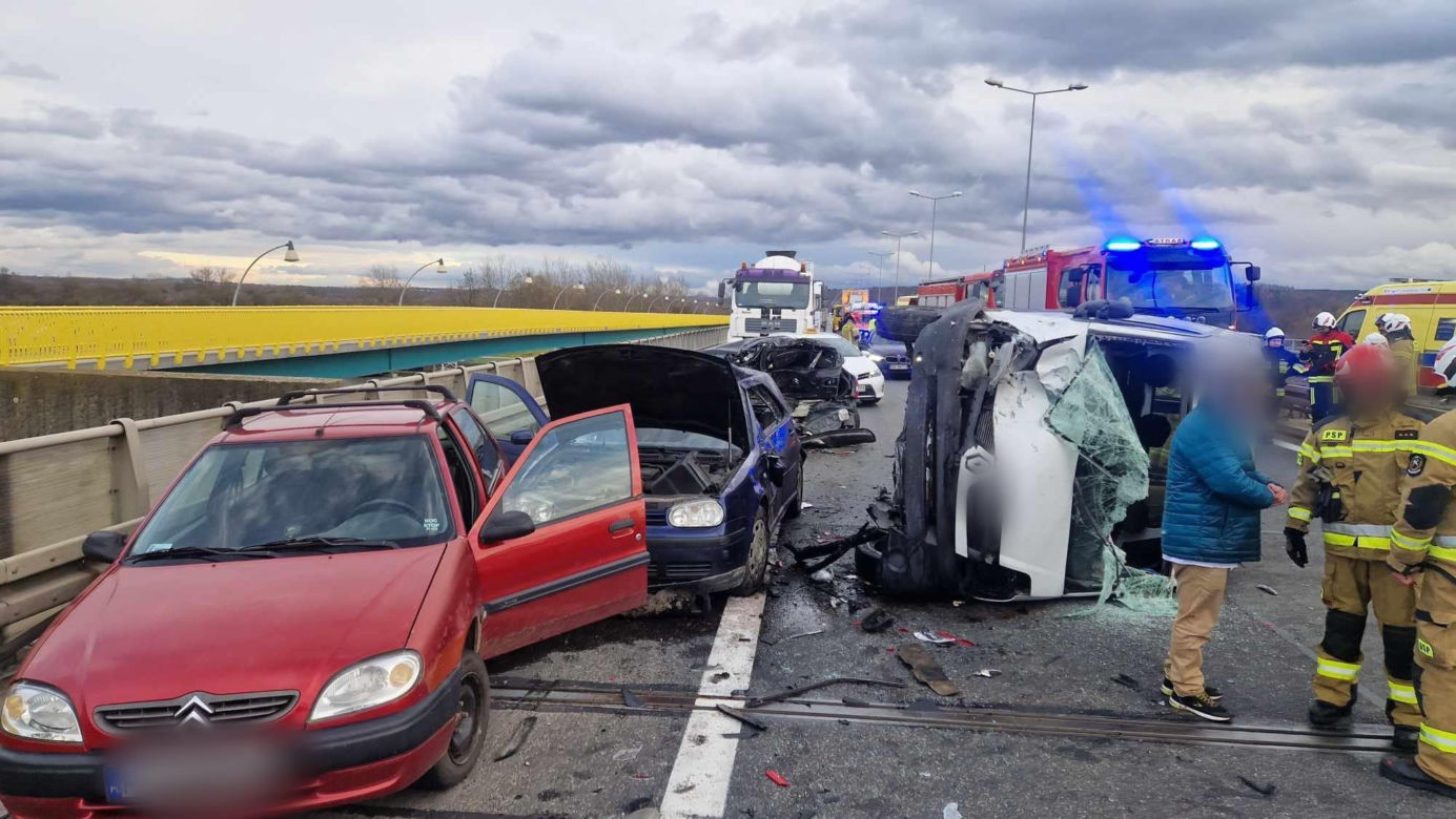 Kraksa na krakowskim odcinku A4. Jedna osoba nie żyje! Gigantyczne utrudnienia