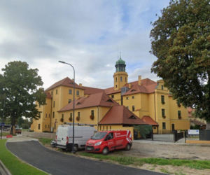 To nie muzeum ani hotel. W tym zamku w Polsce działa starostwo