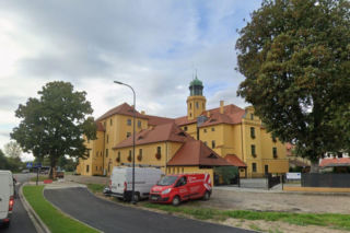 To nie muzeum ani hotel. W tym zamku w Polsce działa starostwo