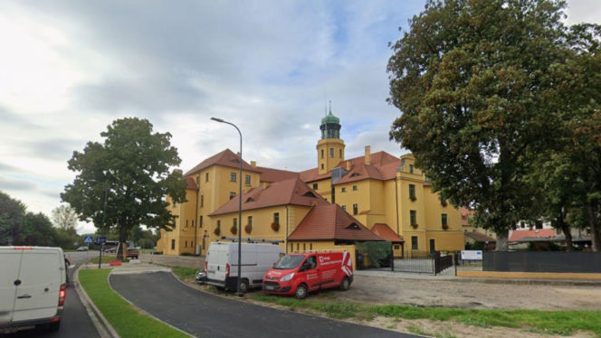 To nie muzeum ani hotel. W tym zamku w Polsce działa starostwo