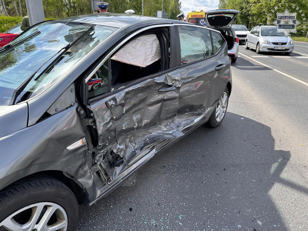 Katowice. Zderzenia ambulansu z osobówką