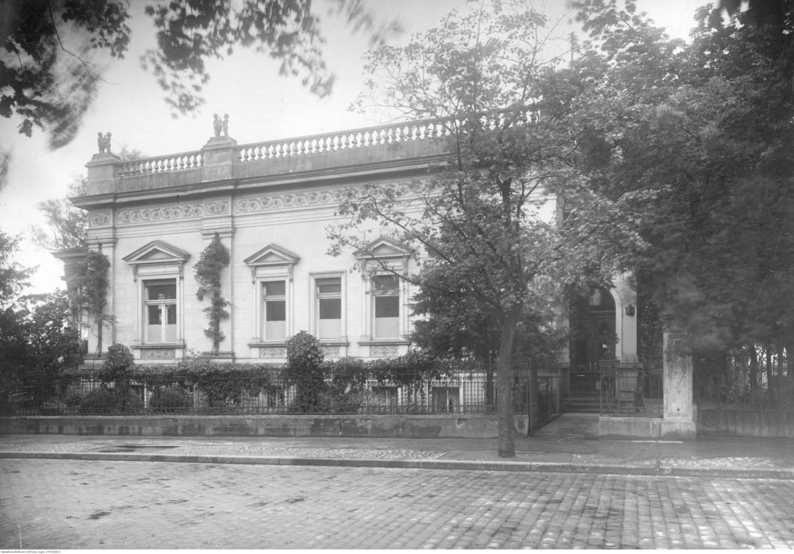 Tak wyglądały bydgoskie szkoły ponad 100 lat temu. Na archiwalnych zdjęciach widać uczniów uczących się pisać na maszynach, szkolne gabinety lekarskie