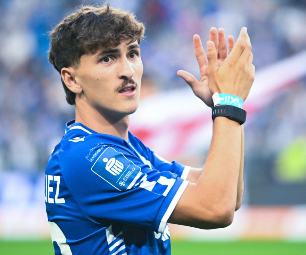 Pablo Rodriguez z Lecha Poznań bije brawo na boisku. O formie piłkarza Kolejorza przeczytasz na SE Supersport.