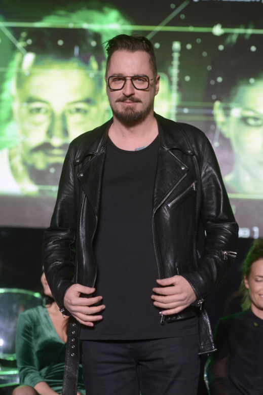 Tak na początku kariery wyglądał Piotr Kędzierski. Dziś trudno go rozpoznać na starych zdjęciach
