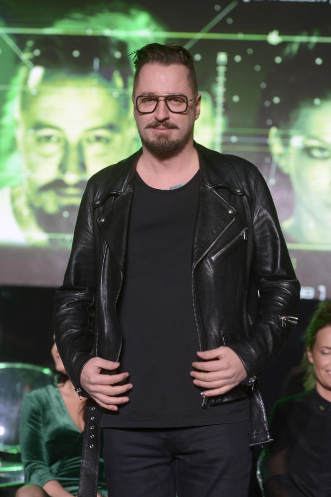 Tak na początku kariery wyglądał Piotr Kędzierski. Dziś trudno go rozpoznać na starych zdjęciach