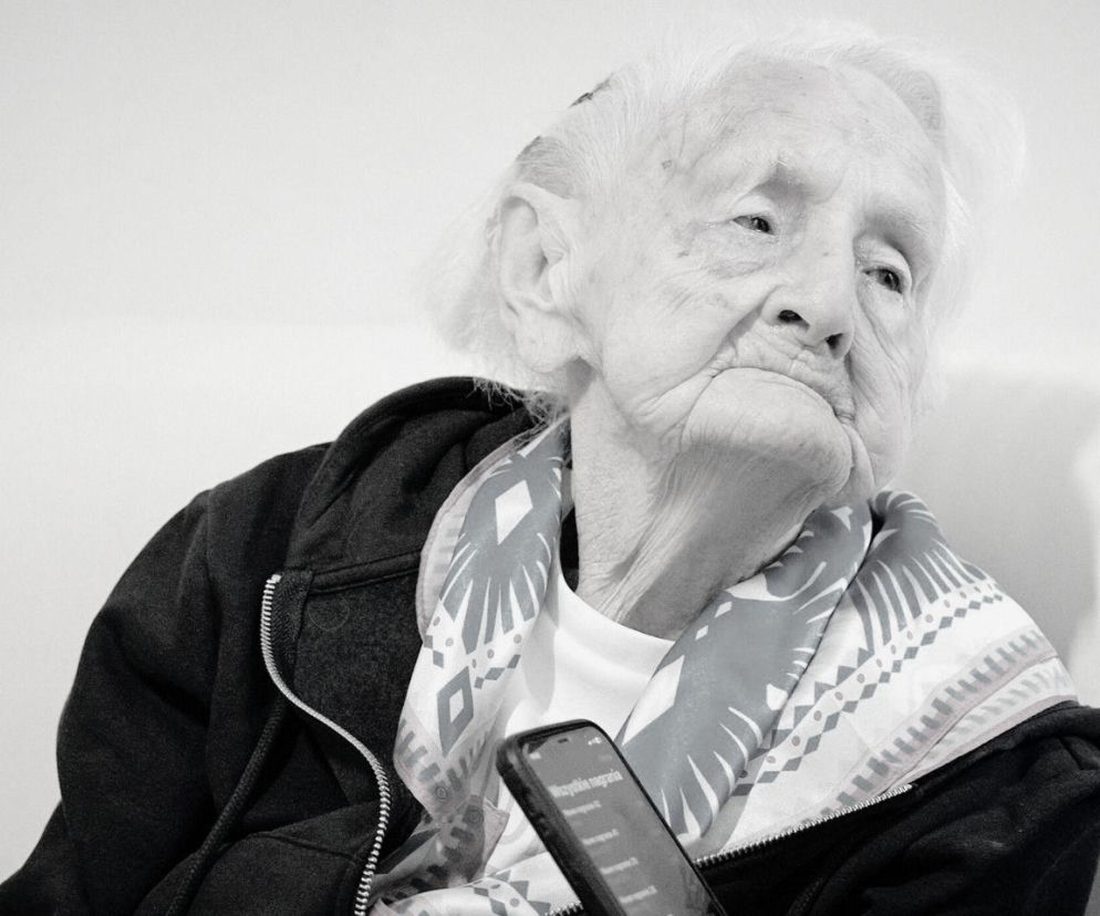 Portret Jadwigi Żak-Stewart, najstarszej Polki, zmarłej w wieku 113 lat. Na czarno-białym zdjęciu widać jej twarz z wyraźnymi zmarszczkami, siwe włosy oraz szyję podpartą dłonią, symbolizującą długie życie i doświadczenie, o którym przeczytasz na Poradniku Zdrowie.