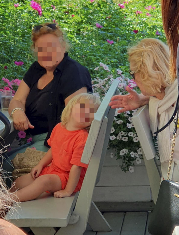 Ewa Wiśniewska je samotnie obiad nad morzem