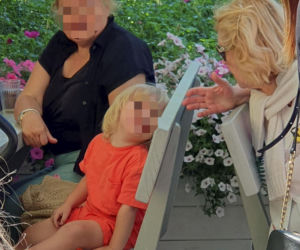 Ewa Wiśniewska je samotnie obiad nad morzem