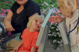 Ewa Wiśniewska je samotnie obiad nad morzem
