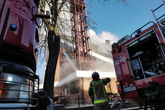 Pożar poddasza kościoła pw. Najświętszego Serca Pana Jezusa przy ul. Władysława Kunickiego w Lublinie