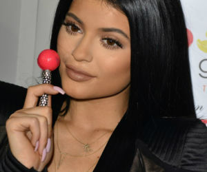 Jenner vs. Kardashian. Która z sióstr ma ładniejsze piersi [GALERIA]