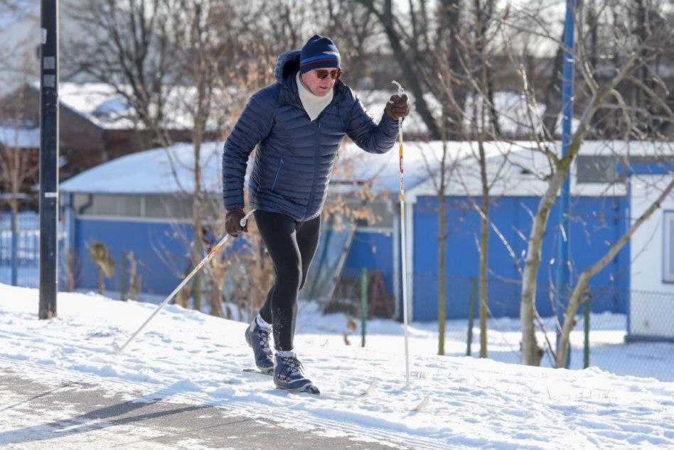 Chajzer bryluje na śniegu 