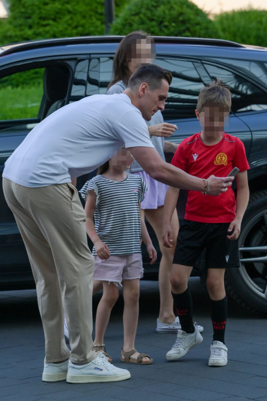 Robert Lewandowski i koledzy z reprezentacji świętowali wygraną z Niemcami na mieście