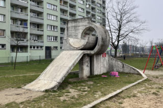 W PRL-u place zabaw bywały dziełami sztuki. W Tychach zjeżdżalnią był wielki słoń z betonu, obok stało stado żubrów, lwów
