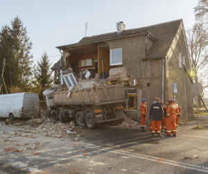 Ciężarówka wjechała w budynek