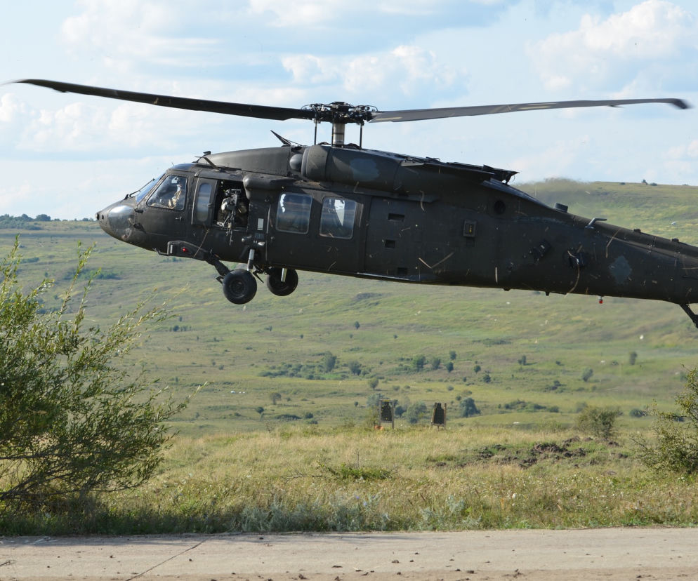 Uście Gorlickie. Black Hawk zahaczył o linie energetyczne. Lądował na łące