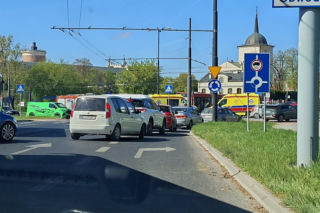 Autobus miejski wyrzucony z ronda przy Zamku w Lublinie