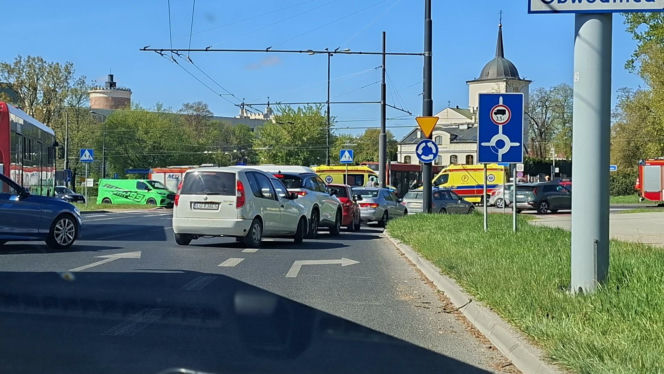 Autobus miejski wyrzucony z ronda przy Zamku w Lublinie