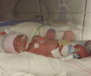 Zabił ją PORÓD CZWORACZKÓW! Młoda mama zmarła po urodzeniu trzech córeczek i synka