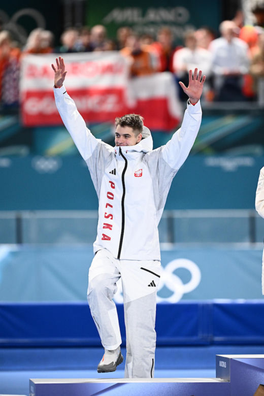 Panczenista Władimir Siemirunnij po biegu na 10 km, który dał mu srebrny medal olimpijski