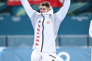 Panczenista Władimir Siemirunnij po biegu na 10 km, który dał mu srebrny medal olimpijski