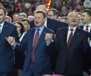 Pamiętacie, jak politycy PiS bawili się na urodzinach u ojca Rydzyka? Nagranie z urodziny Radia Maryja to hit! 