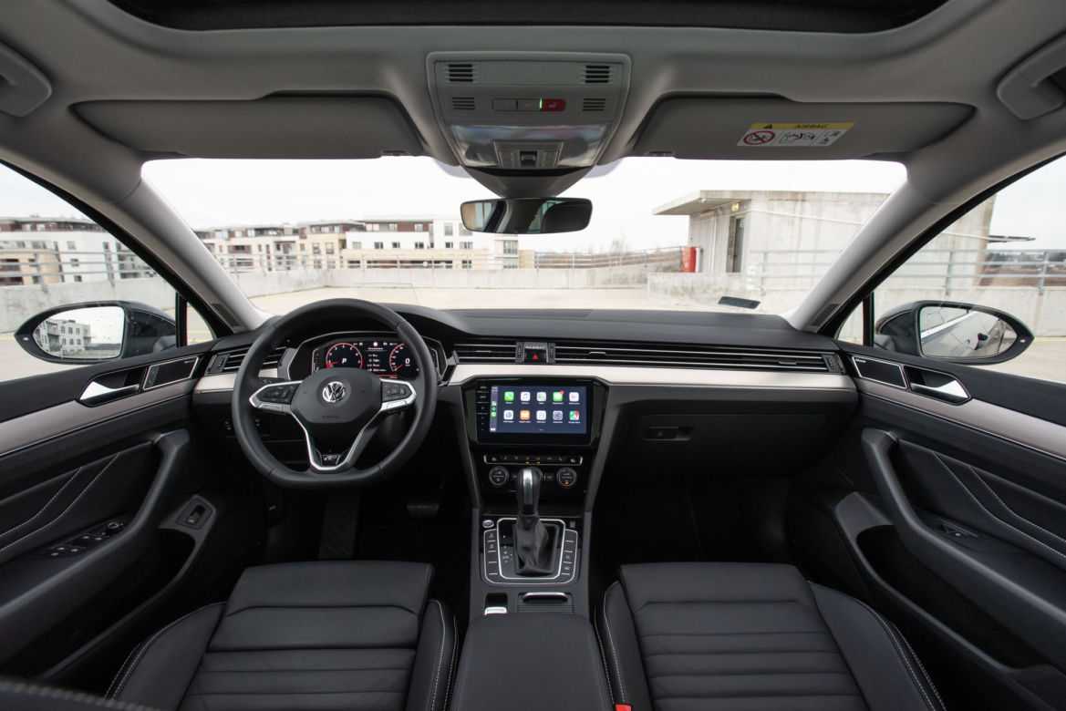 Volkswagen Passat Elegance vs Skoda Superb Sportline