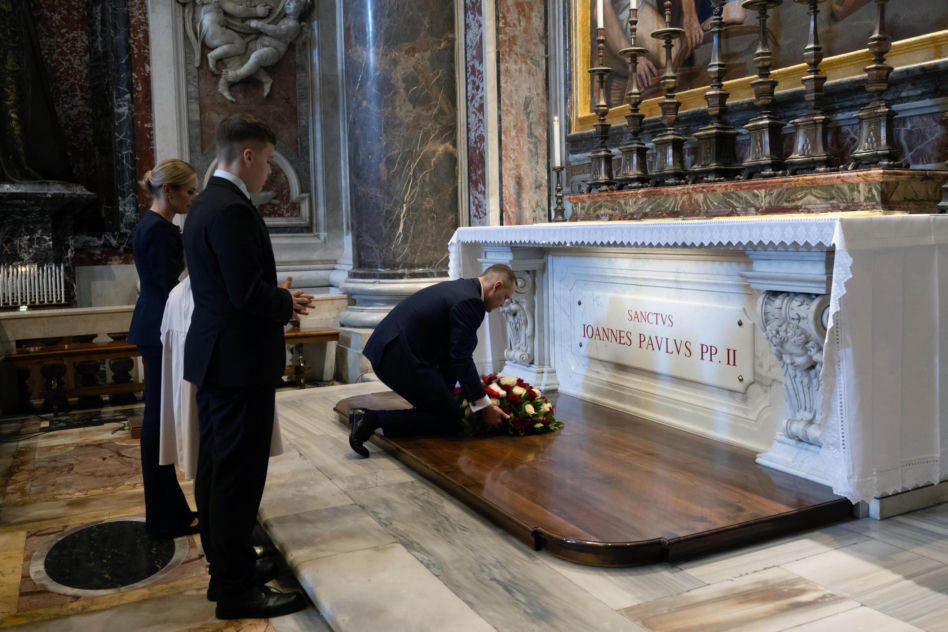 Marta Nawrocka z Kasią zadały szyku w Watykanie. Ekspert jednak narzeka