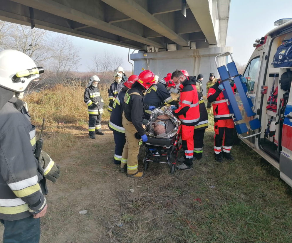 O krok od tragedii w Biskupicach Radłowskich. Mężczyzna SPADŁ z mostu