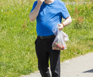 Karol Karski objada się malinami