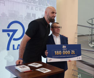Ponad 7 mln zł dla lokalnych projektów. Na Służewcu wręczono czeki laureatom programu „Sportowo Kulturalnie Lokalnie”.
