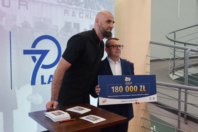 Ponad 7 mln zł dla lokalnych projektów. Na Służewcu wręczono czeki laureatom programu „Sportowo Kulturalnie Lokalnie”.
