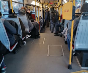 Tłok w autobusach i tramwajach w Warszawie