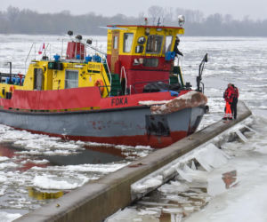 Lodołamacze na Wiśle w Toruniu. Kruszyły lód i pomogły uratować pomost