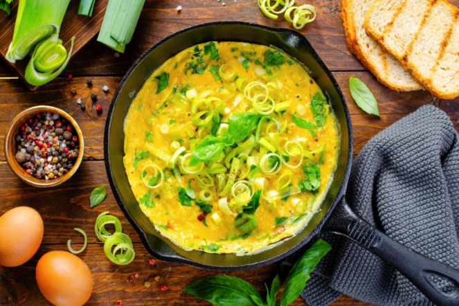 Kremowa frittata z boczkiem i porem. Przepis, który pokochasz