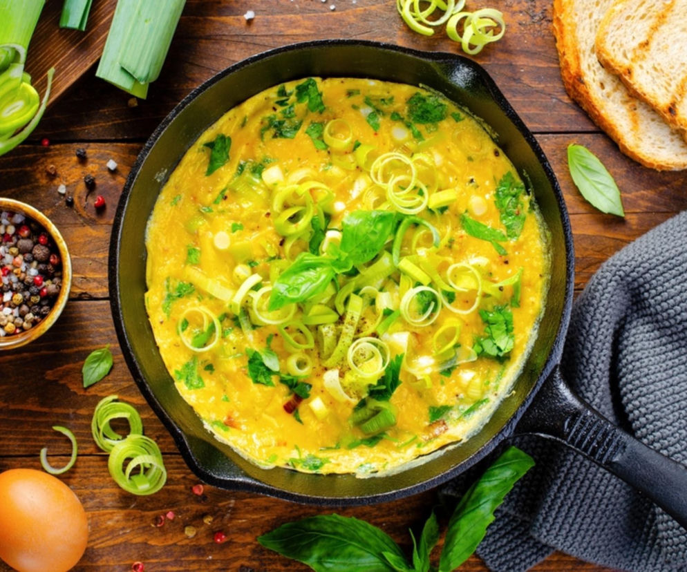 Kremowa frittata z boczkiem i porem. Przepis, który pokochasz