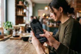 Sklepy manipulują decyzjami klientów. UOKiK wykorzysta AI do walki z nieuczciwymi praktykami
