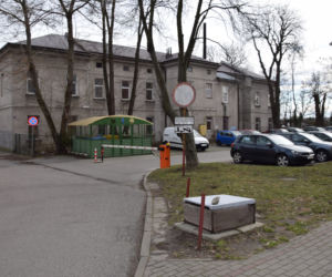Samochód zastawia wyjazd dla kilkuset osób