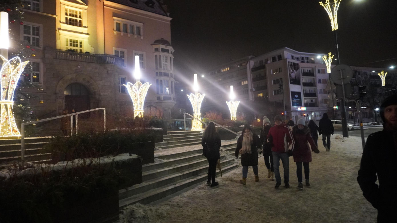 Świąteczne iluminacje w Olsztynie zachwycają. Prawdziwą „gwiazdą” jest choinka na starówce [ZDJĘCIA]