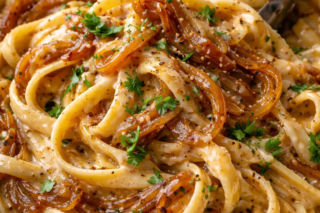 Makaron w kremowym sosie z karmelizowanej cebuli – prosty skład, efekt jak z dobrej restauracji