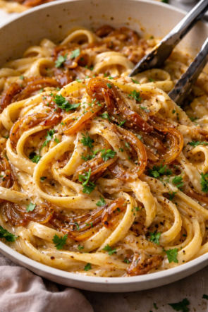 Makaron w kremowym sosie z karmelizowanej cebuli – prosty skład, efekt jak z dobrej restauracji