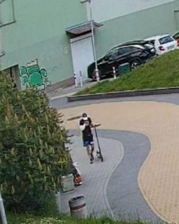 Wrocław. Złodziej łańcuszków poszukiwany. Napada tylko starsze kobiety [ZDJĘCIA].