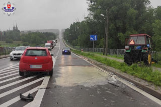 Tak się kończy jazda na zderzaku! Kierowca Fiata wjechał w traktor, bo nie zachował bezpiecznego odstępu