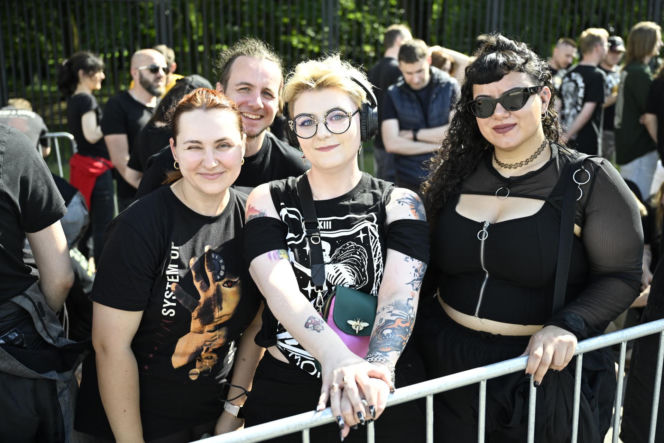 Fani i fanki czekają na System of a Down i Queens of the Stone Age! Zobacz zdjęcia spod PGE Narodowego
