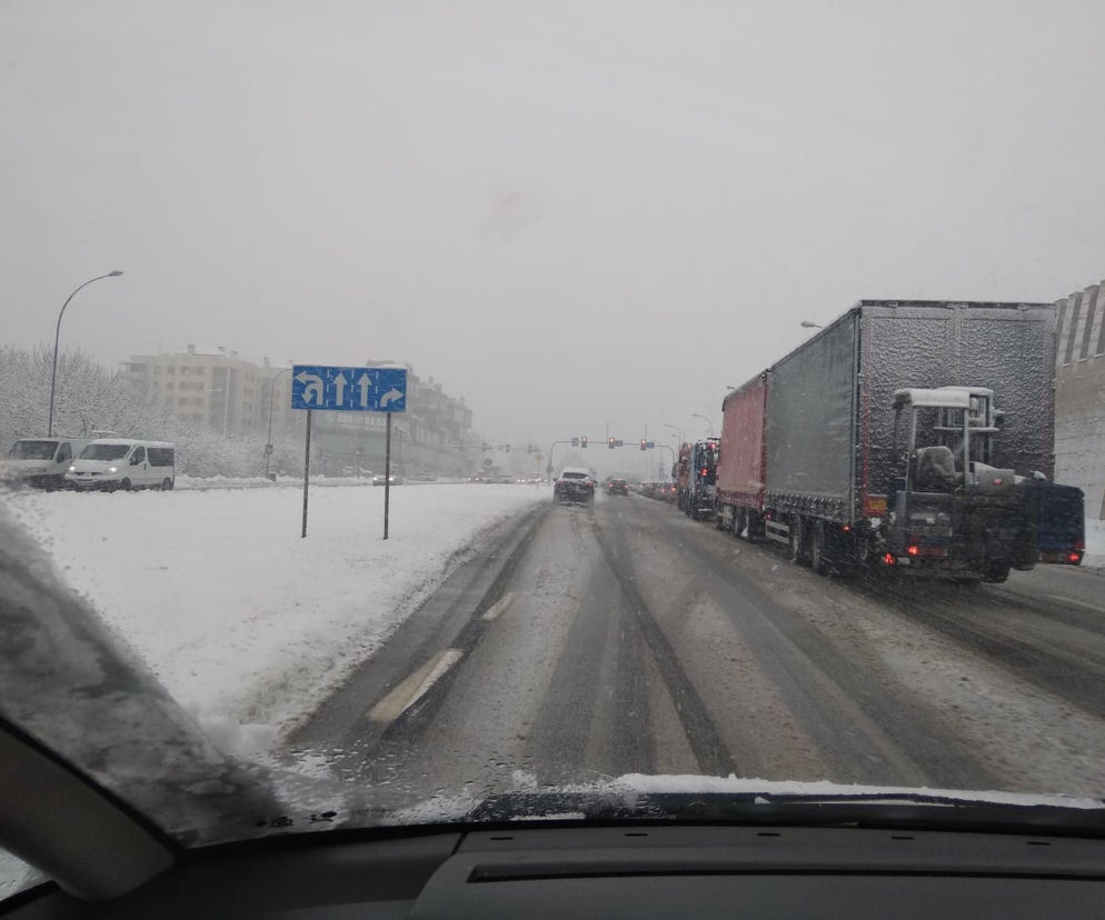 Trudne warunki na drogach Podkarpacia Czy drogi są przejezdne? Wyjechało 200 pługopisaskarek i solarek
