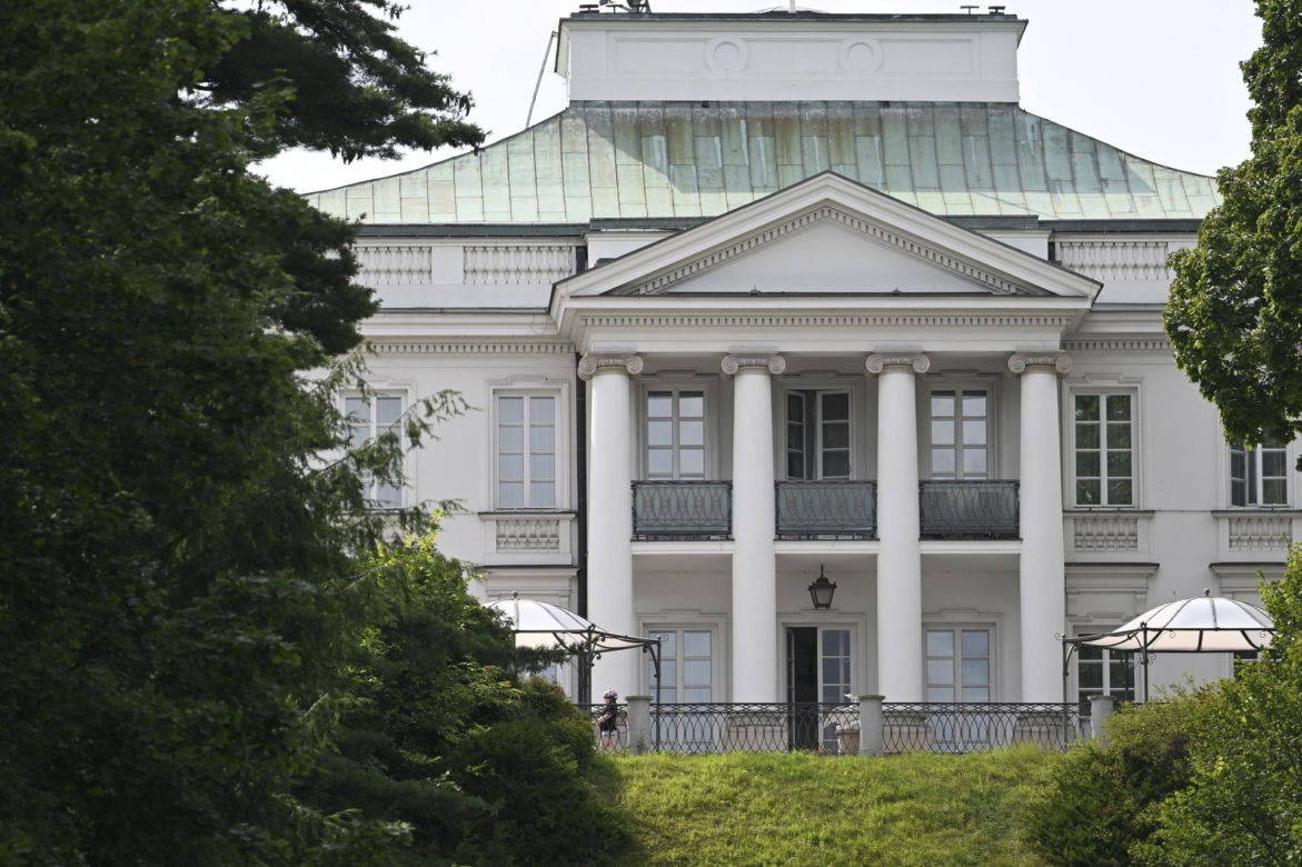 Rodzina Nawrockich przejęła Belweder: Kasia w kasku na hulajnodze, teściowe na balkonie