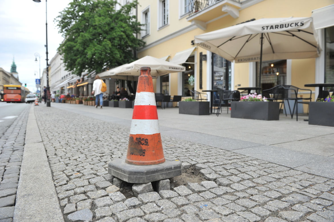 Kawałki Traktu Królewskiego można zabrać do domu. Reprezentatywne ulice stolicy są w opłakanym stanie!